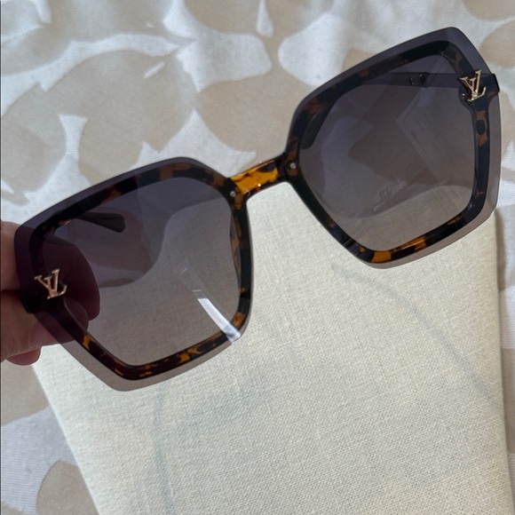 Designer, sunglasses Tortoise and Gold Square Sunglasses - Picture 9 of 9